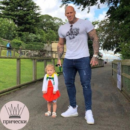 С таким отцом девочку никто обижать точно не будет. 06