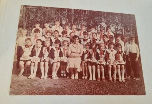 Дети 90-х, рабочий посёлок, крыльцо школы и учительница, которая заметила мой огонёк. 05