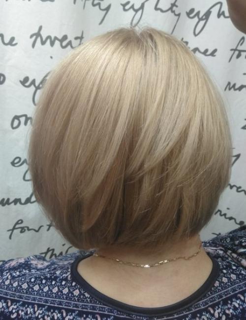 Была поставлена задача: выровнять цвет по полотну и окрасить в модный нынче светло - карамельный оттенок и стрижка. 02