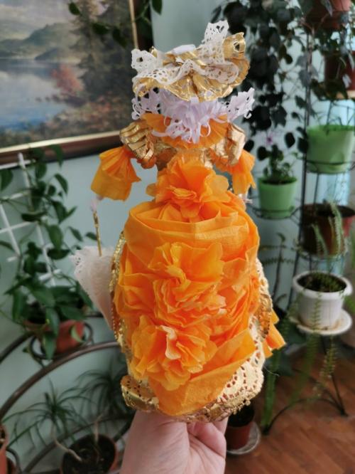 Два года безмолвно и неподвижно пролежала рыжая бестия в шкафу, безголовая и безрукая. 02