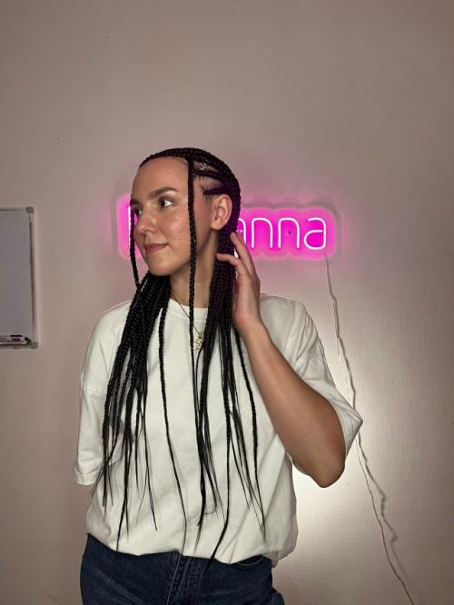 Нашумевшая причёска, про которую вы спрашиваете чаще всего. 02