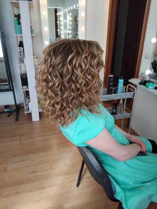 Вот тот редкий случай, когда на первом кадре я случайно поймала фото до ну и после уже понятно, прическа с разных сторон. 02