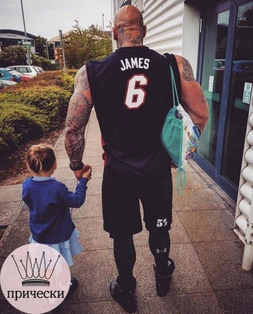 С таким отцом девочку никто обижать точно не будет. 05