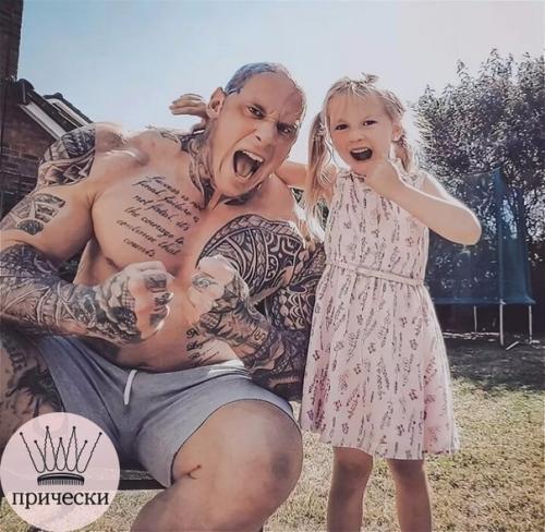 С таким отцом девочку никто обижать точно не будет. 04