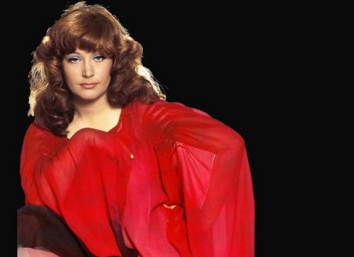 Сделать прическу, как у пугачевой. Смелая хулиганка vs икона стиля: Какой была Алла Пугачева в разные годы.