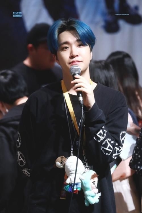 Так, нет, я просто не могу не говорить о том, как же сильно ёнджэ подходил его образ с синими волосами. 04