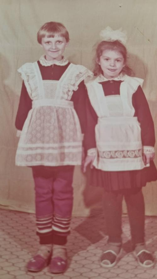 Дети 90-х, рабочий посёлок, крыльцо школы и учительница, которая заметила мой огонёк. 01