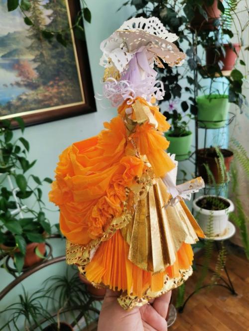 Два года безмолвно и неподвижно пролежала рыжая бестия в шкафу, безголовая и безрукая. 03