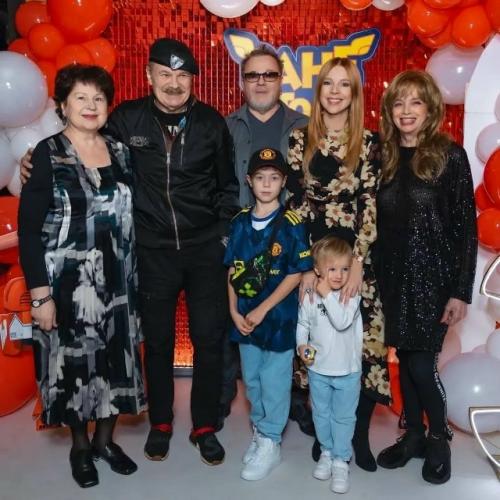 Наталья подольская поделилась трогательной подборкой в честь 80-летия своего свекра, Владимира Преснякова старшего.  