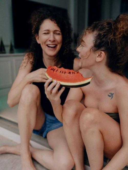 Как это трогательно: архивные фото Аглаи Тарасовой и её тёплое поздравление маме Ксении Раппопорт с 52 летием!  