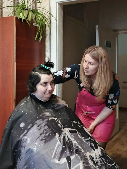 Волонтер - парикмахер посетила с благотворительной акцией дом социального обслуживания. 03