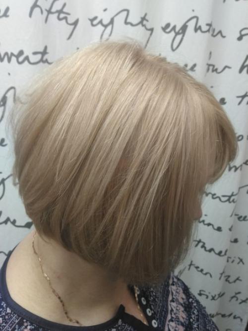 Была поставлена задача: выровнять цвет по полотну и окрасить в модный нынче светло - карамельный оттенок и стрижка. 01