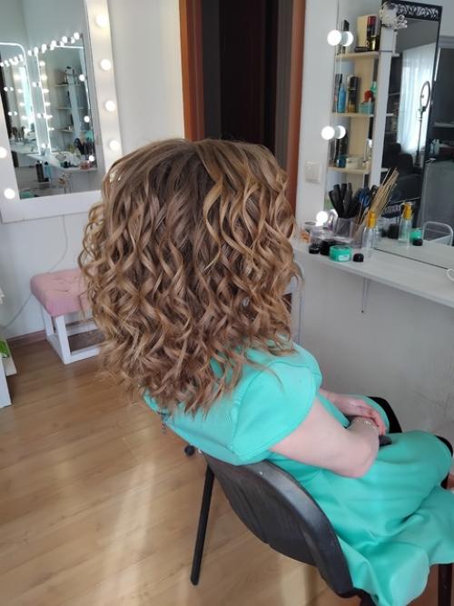 Вот тот редкий случай, когда на первом кадре я случайно поймала фото до ну и после уже понятно, прическа с разных сторон. 04