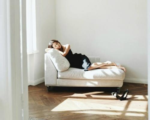 45-Летняя Равшана куркова делится новой фотосессией. 03