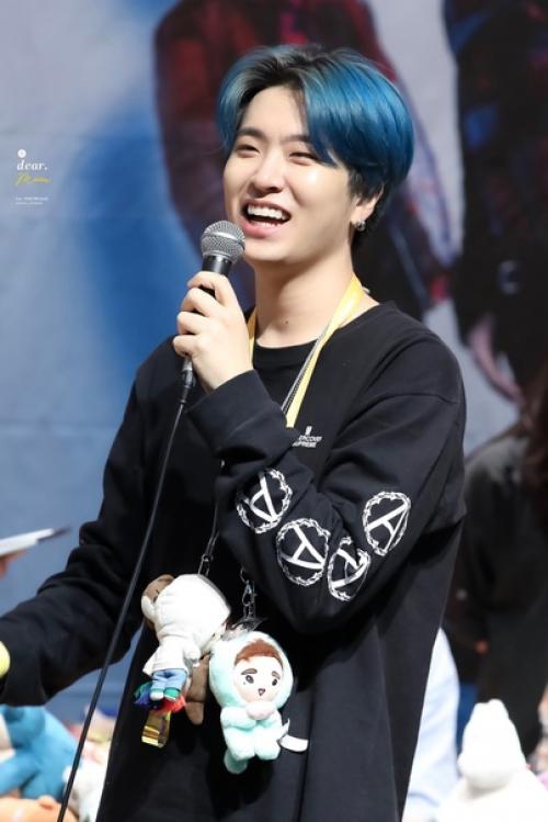 Так, нет, я просто не могу не говорить о том, как же сильно ёнджэ подходил его образ с синими волосами. 02