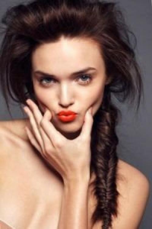 Коса - это отличный вариант укладки, который подойдет для использования на длинные и средние волосы. 02