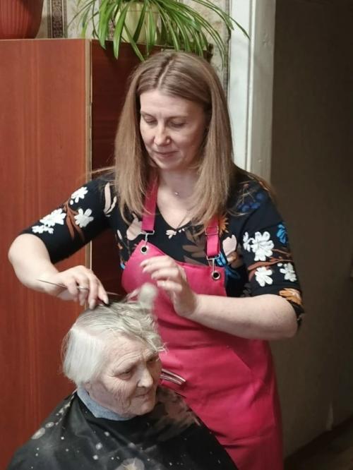 Волонтер - парикмахер посетила с благотворительной акцией дом социального обслуживания. 01