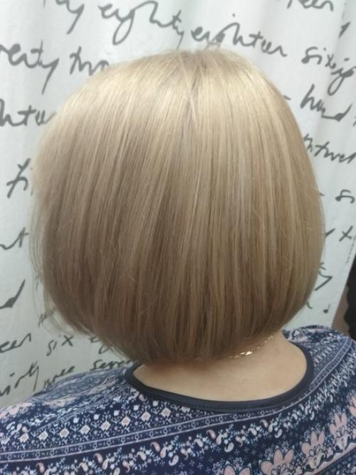 Была поставлена задача: выровнять цвет по полотну и окрасить в модный нынче светло - карамельный оттенок и стрижка. 03