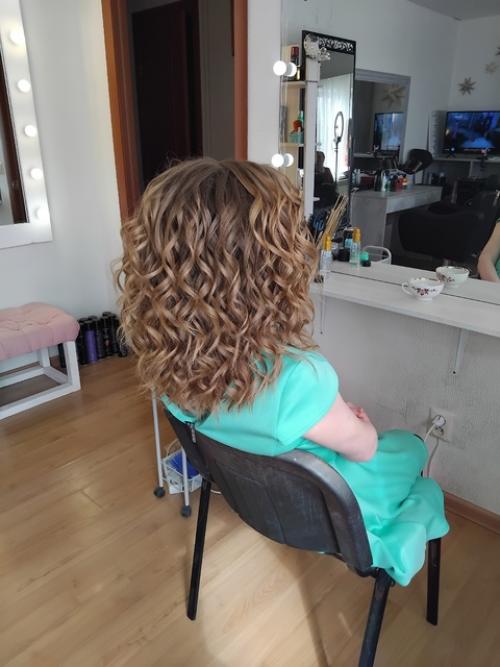 Вот тот редкий случай, когда на первом кадре я случайно поймала фото до ну и после уже понятно, прическа с разных сторон. 01