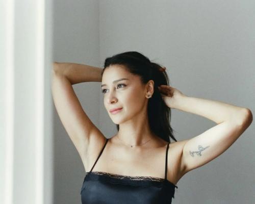 45-Летняя Равшана куркова делится новой фотосессией. 04