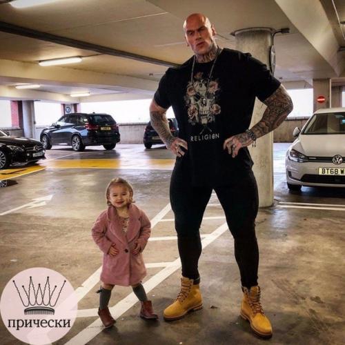 С таким отцом девочку никто обижать точно не будет. 02