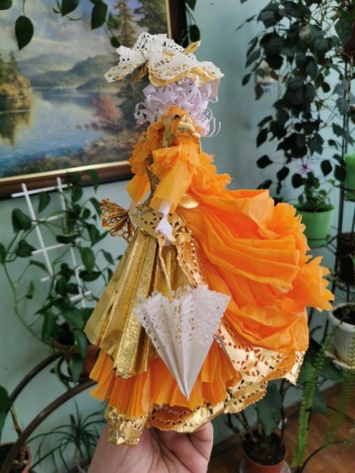 Два года безмолвно и неподвижно пролежала рыжая бестия в шкафу, безголовая и безрукая. 01