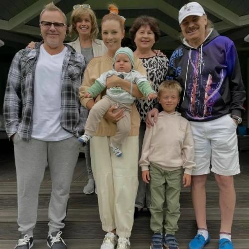 Наталья подольская поделилась трогательной подборкой в честь 80-летия своего свекра, Владимира Преснякова старшего. 04