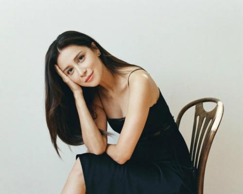 45-Летняя Равшана куркова делится новой фотосессией. 01