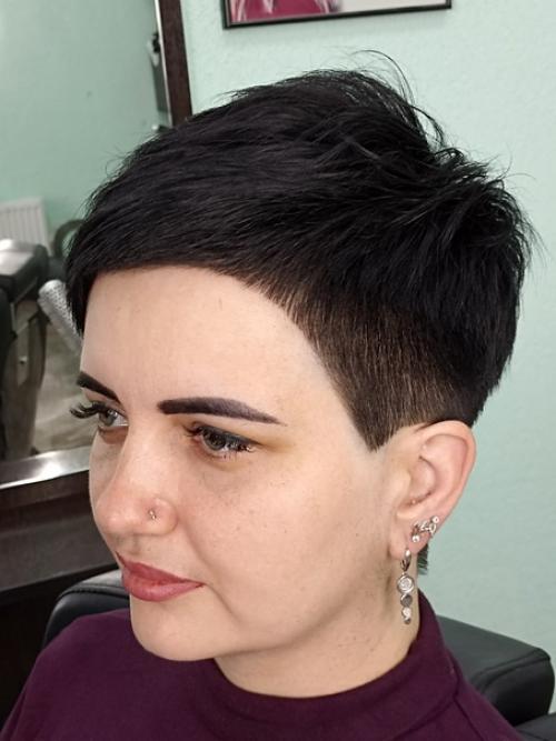 Стрижка пикси - это модная короткая стрижка с мальчишеским драйвом, открывающая шею. 05