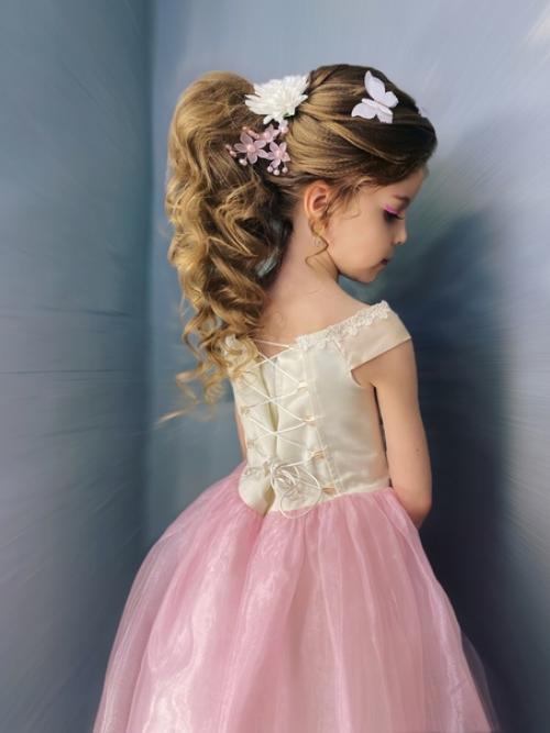 В этом году мне очень полюбились бабочки, как украшение для волос они придают детским причёскам легкость, воздушность и нежность. 01