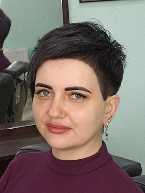 Стрижка пикси - это модная короткая стрижка с мальчишеским драйвом, открывающая шею. 04