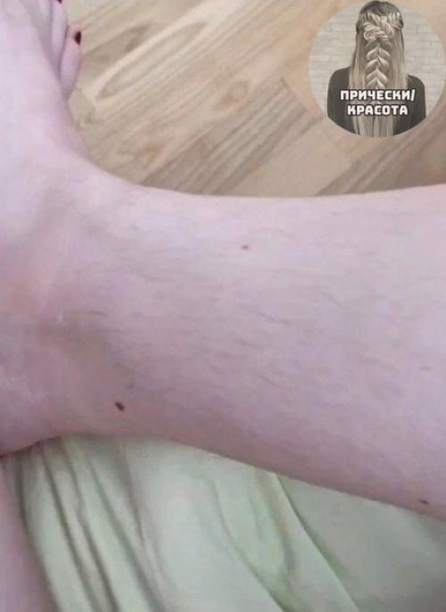 Чтобы волосы на ногах не брить, их можно осветлить. 01