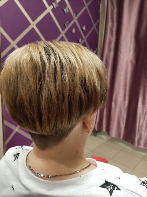 В этом году очень модны рисунки на коротких женских стрижках. 05