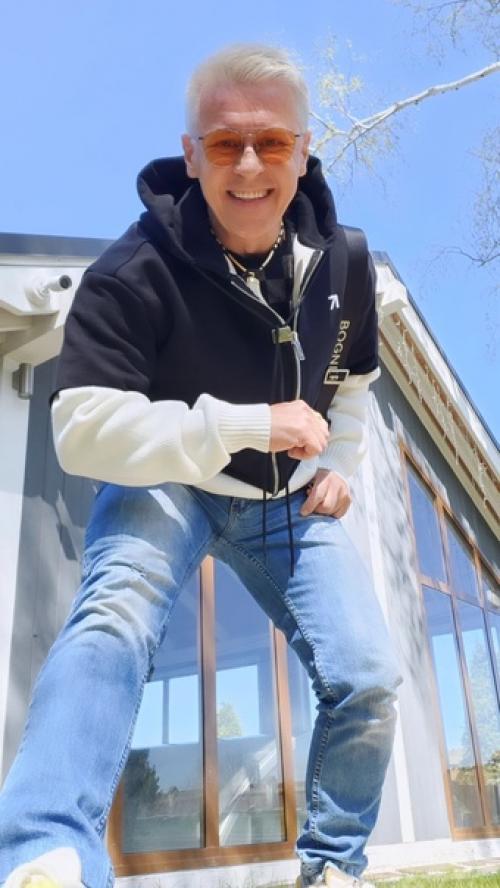 Актер Уральских Пельменей Сергей Исаев неожиданно сменил имидж и поделился результатом в соцсетях. 01