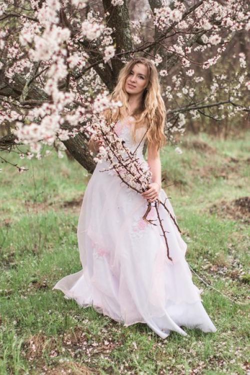 Ищу стройную девушку для фотосессии в моем платье в диких яблонях на набережной. 01