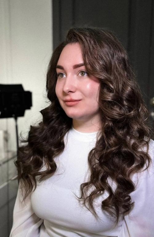 Объемные локоны - одна из наиболее распространенных и довольно красивых укладок для женских волос. 03