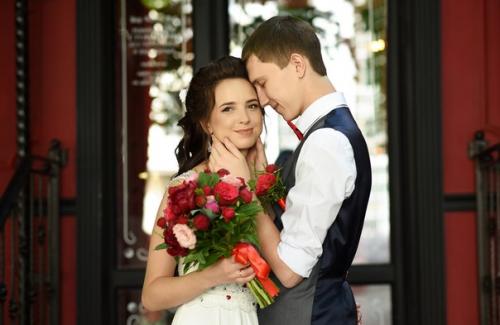 Мне стали нравится стрит съемки над красивыми фасадами кафе, ими например можно разнообразить свадебную фотосессию. 01