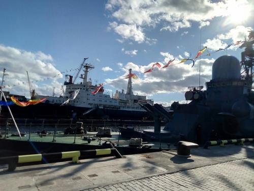 Парад проспали. Успели на экскурсию боевых кораблей. 01