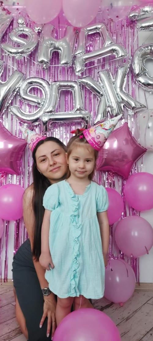 Воспитанница Бочарникова Ева принимает участие в фото - челлендже очень с мамой (папой) мы похожи! 02