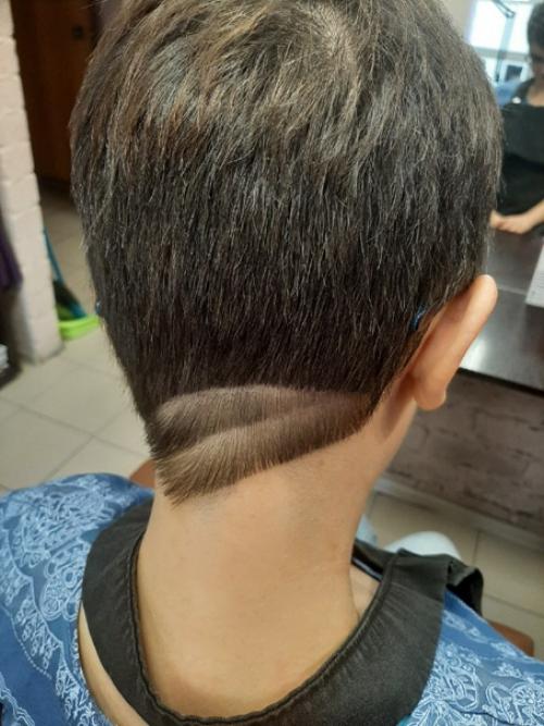 В этом году очень модны рисунки на коротких женских стрижках. 03