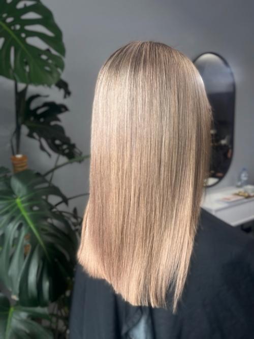 Регулярная коррекция окрашивания Airtouch - это инвестиция в красоту и здоровье ваших волос. 01