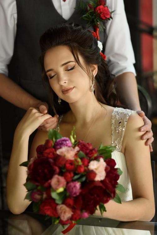 Мне стали нравится стрит съемки над красивыми фасадами кафе, ими например можно разнообразить свадебную фотосессию. 02