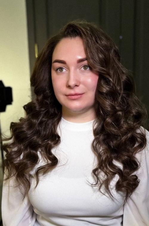 Объемные локоны - одна из наиболее распространенных и довольно красивых укладок для женских волос. 02