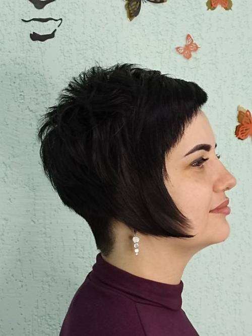 Стрижка пикси - это модная короткая стрижка с мальчишеским драйвом, открывающая шею. 01