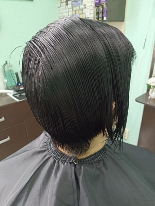 Стрижка пикси - это модная короткая стрижка с мальчишеским драйвом, открывающая шею. 06