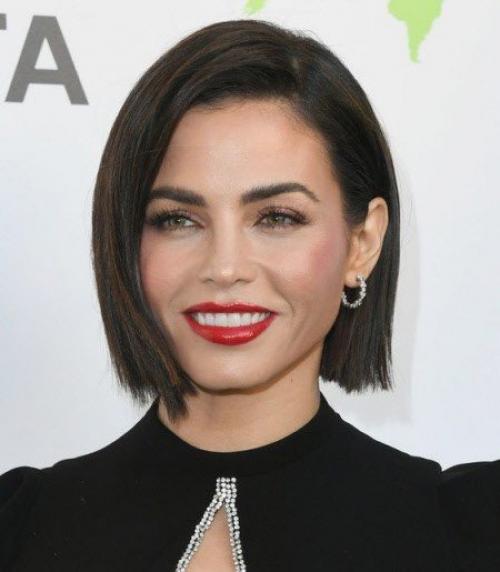 Современное каре может быть с челкой или без нее. 04