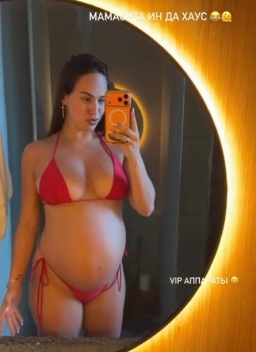 Беременная жена Алексея Столярова показала изменившуюся фигуру в красном бикини на курорте. 01