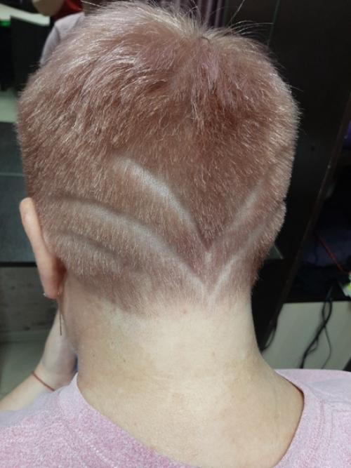 В этом году очень модны рисунки на коротких женских стрижках. 02