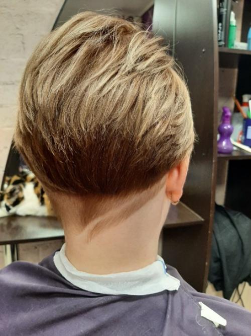 В этом году очень модны рисунки на коротких женских стрижках. 04