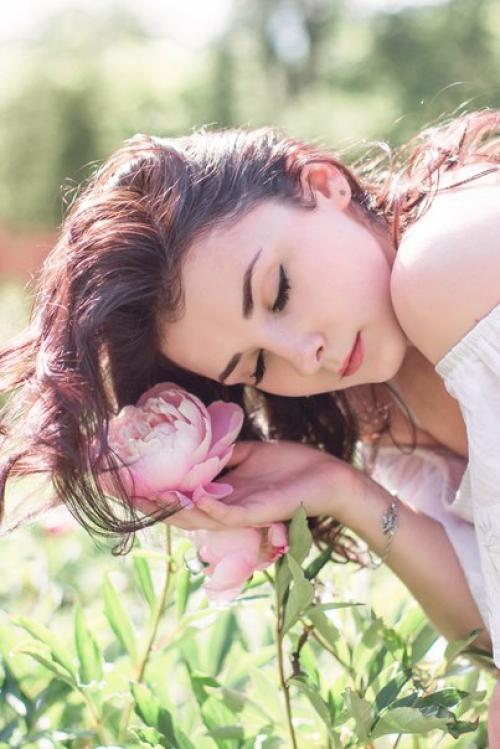 Ищу стройную девушку для фотосессии в моем платье в диких яблонях на набережной. 02